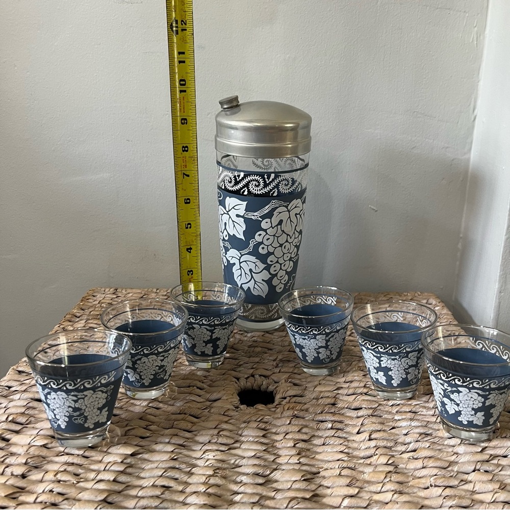 Vintage Rare Hazel Atlas Cocktail Shaker Wedgewood‎ Grape Vine Pattern & 6 glass